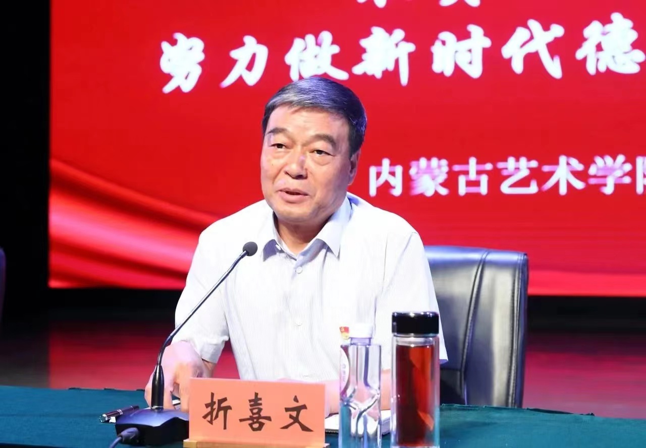 校党委书记折喜文为2023级本科新生讲开学第一课