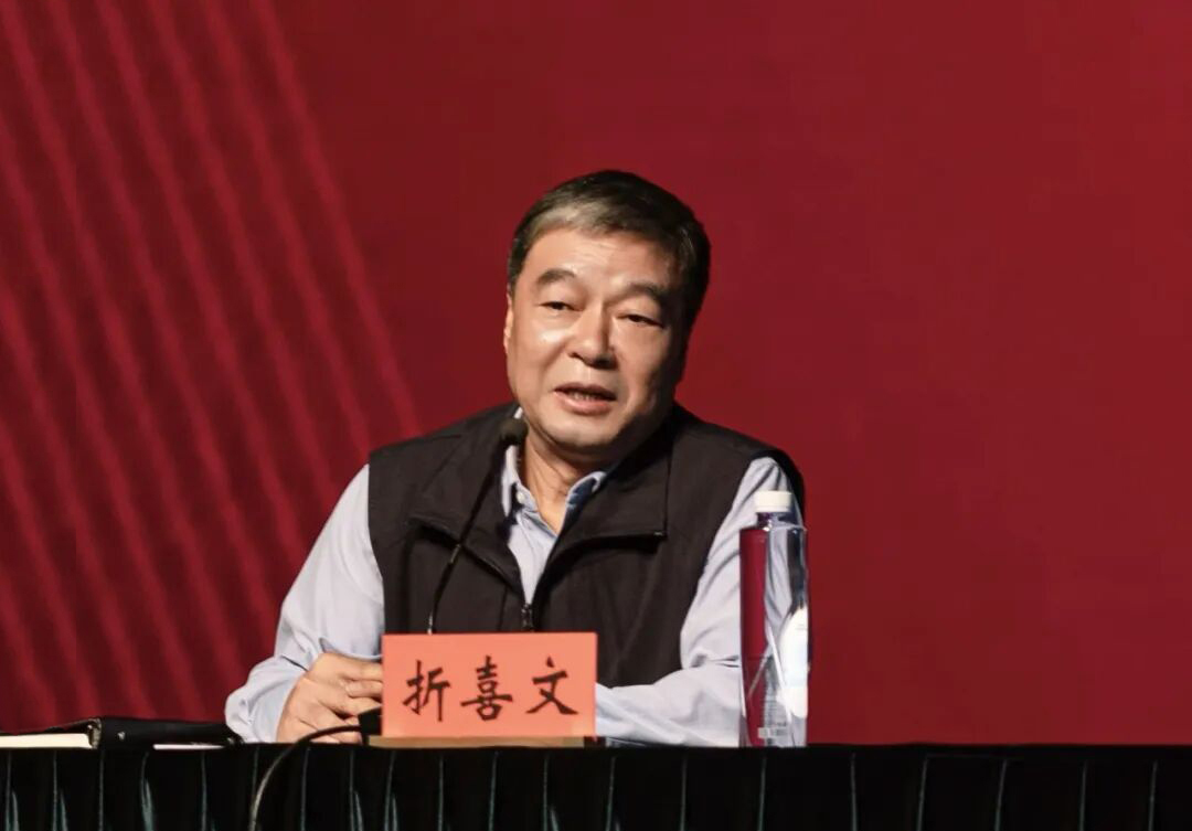 校党委书记折喜文为2025级新生讲授“开学...
